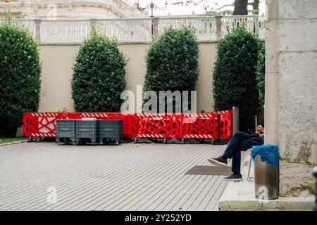 Roter Kunststoffzaun im Garten in der Nähe der Mauerbäume Stockfoto