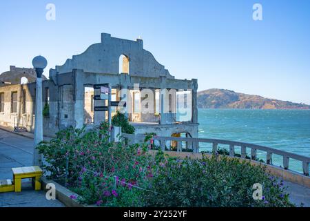 Alcatraz, ein ehemaliges Hochsicherheitsgefängnis auf Alcatraz Island in der Bucht von San Francisco, ist bekannt für seine berüchtigte Vergangenheit und seine atemberaubende Lage. It Stockfoto