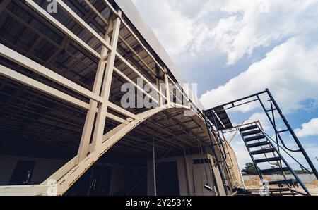 Ein Gebäude mit Holzlatten auf der Baustelle, das zu seinem architektonischen Stil beiträgt Stockfoto