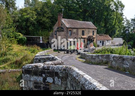 Die historische Stopham Brücke und das White Hart Pub auf dem Fluss Arun in Pulborough in West Sussex, UK. Stockfoto