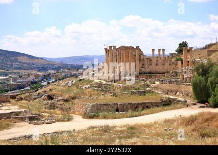 Jerash in Jordanien - 07. Mai 2024: Römische Ruinen in der jordanischen Stadt Jerash, Archäologisches Museum - Blick auf den Tempel des Zeus Stockfoto