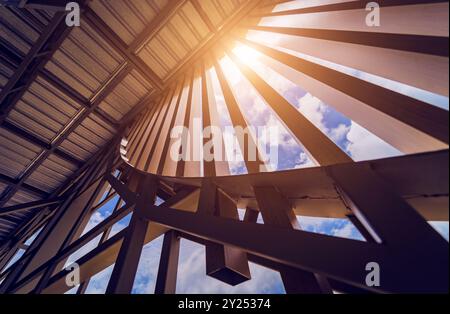 Ein Gebäude mit Holzlatten auf der Baustelle, das zu seinem architektonischen Stil beiträgt Stockfoto