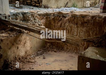 Großer Erdhaufen, in dem sich viele Verstärkungsstäbe aus Metall befinden Stockfoto