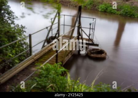Alterswidrig, erstklassige Qualität, auffällig, herausragend, lange Belichtung, hochauflösendes Lochbild von Objekten im Fluss. gefühlvoll, faszinierend, absorbierend Stockfoto
