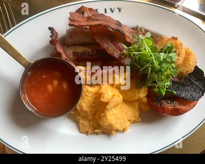 BILDER ABLEGEN. September 2024. Ein Ivy Restaurant in Windsor, Berkshire. Laut Sky News sind Richard Caring, der oft als „König von Mayfair“ bezeichnet wird, und die Ivy-Aktionäre Berichten zufolge nahe dran, die Ivy-Kette mit 40 Restaurants für 1 Mrd. £ an die Private-Equity-Gruppe Si Advisers zu verkaufen. Das originale Restaurant Ivy in London ist seit langem ein beliebter Treffpunkt von Prominenten und berühmten Gesichtern. 31. Mai 2024. Windsor, Berkshire, Großbritannien. Frühstück im Ivy Restaurant in Windsor. Kredit: Maureen McLean/Alamy Stockfoto