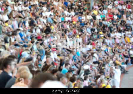 Das Publikum genießt und applaudiert die Vorstellung am Tag. Stockfoto