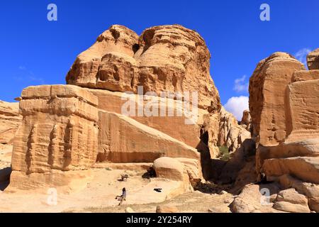 Petra, Wadi Musa in Jordanien - 13. Mai 2024: Die Menschen besuchen die Djinn-Blöcke, drei riesige, gehobene Denkmäler, die neben dem Weg in der Nähe des hno bewacht werden Stockfoto