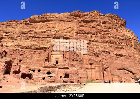 Petra, Wadi Musa in Jordanien – 13. Mai 2024: Die Menschen passieren die königlichen Gräber in Petra Stockfoto