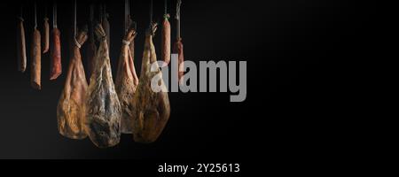 In Scheiben geschnittenen spanischen íberic-Schinken. Spanischer Marmelade und traditionelles Essen. Würstchen und Metzgerprodukte Stockfoto