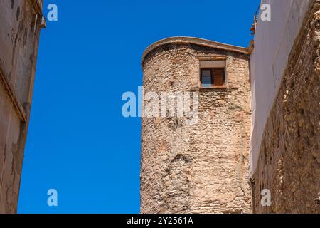 Valencia, Spanien. Mai 2024. Wehrturm, ein Gebäude, das von der mittelalterlichen islamischen Mauer der Stadt erhalten geblieben ist Stockfoto