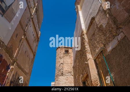 Valencia, Spanien. Mai 2024. Wehrturm, ein Gebäude, das von der mittelalterlichen islamischen Mauer der Stadt erhalten geblieben ist Stockfoto