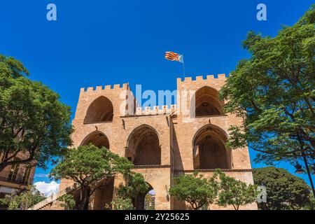 Valencia, Spanien. Rückansicht der Torres de Serranos, ein altes Tor an den Stadtmauern mit einer regionalen valencianischen Flagge auf ihnen Stockfoto