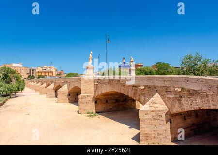 Blick auf die Trinitat-Brücke, die älteste in Valencia, Spanien, über den berühmten Garten des Flusses Turia an einem sonnigen Tag Stockfoto