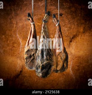Spanischer íberic-Schinken. Spanischer Jamon und traditionelle Speisen. Trockener spanischer Schinken, Jamon Serrano, Bellota, italienischer Prosciutto Crudo oder Parmaschinken. Stockfoto