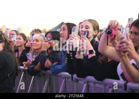 New York, USA. September 2024. Atmosphäre beim 7. Jährlichen Elsie fest auf dem Dach am Pier 17 in New York, NY am 8. September 2024. (Foto: Efren Landaos/SIPA USA) Credit: SIPA USA/Alamy Live News Stockfoto