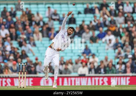 London, Großbritannien. September 2024. Shoaib Bashir aus England liefert den Ball während des 3. Rothesay Test Match Day Four England gegen Sri Lanka im Kia Oval, London, Großbritannien, 9. September 2024 (Foto: Mark Cosgrove/News Images) in London, Großbritannien am 9. September 2024. (Foto: Mark Cosgrove/News Images/SIPA USA) Credit: SIPA USA/Alamy Live News Stockfoto