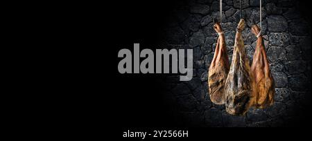 Spanischer íberic-Schinken. Spanischer Jamon und traditionelle Speisen. Trockener spanischer Schinken, Jamon Serrano, Bellota, italienischer Prosciutto Crudo oder Parmaschinken. Stockfoto