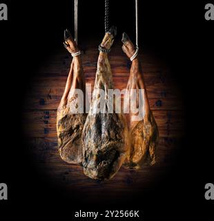 Spanischer íberic-Schinken. Spanischer Jamon und traditionelle Speisen. Trockener spanischer Schinken, Jamon Serrano, Bellota, italienischer Prosciutto Crudo oder Parmaschinken. Stockfoto