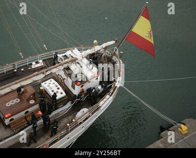 Ausbildungsschiff „Juan Sebastián de Elcano“ (A-71). Der Schiffsrumpf besteht aus Eisen. Sie wurde am 5. März 1927 gestartet und am 17. August 1928 an die spanische Marine geliefert. Im Laufe der Jahre wurde es verschiedenen Modernisierungsarbeiten unterzogen. Anlegemanöver des Schiffes in Richtung Dock am Sonntag, den 8. September 2024, gegen 9:00 Uhr am „Moll Est“ (Ostkai) im Hafen von Barcelona, Katalonien, Spanien. Stockfoto