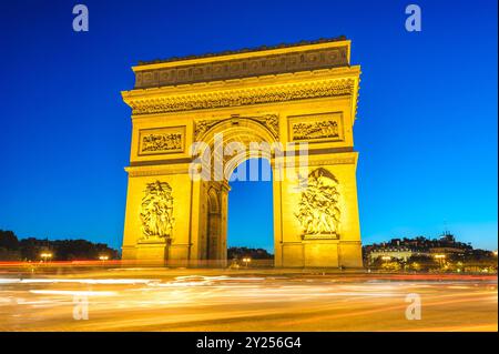 Nachtszene des Triumphbogens, der berühmtesten Denkmäler in Paris, Frankreich Stockfoto
