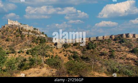 Kumbhalgarh, eine majestätische Festung in Rajasthan, Indien, ist bekannt für seine imposanten Mauern und seine komplizierte Architektur. Gebaut von Rana Kumbha. Stockfoto