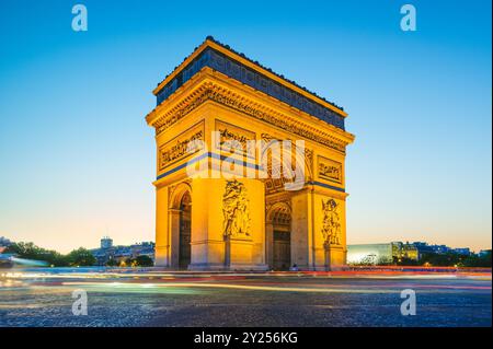 Nachtszene des Triumphbogens, der berühmtesten Denkmäler in Paris, Frankreich Stockfoto