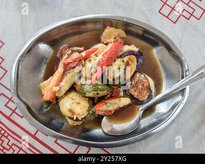 Serviert Hakka Yong Tofu, gefüllte Fischpaste in Gemüse mit Taucu-Soße, beliebte Delikatesse in Malaysia Stockfoto