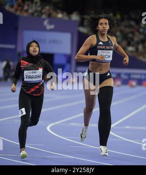 Karisma Evi Tiarani aus Indonesien und Ndidikama Okoh aus Großbritannien traten im T63-Finale der Frauen bei den Paralympischen Sommerspielen 2024 in St an Stockfoto