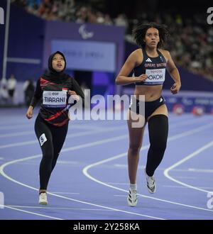 Karisma Evi Tiarani aus Indonesien und Ndidikama Okoh aus Großbritannien traten im T63-Finale der Frauen bei den Paralympischen Sommerspielen 2024 in St an Stockfoto