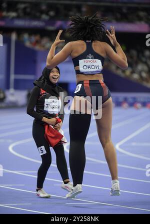 Karisma Evi Tiarani aus Indonesien und Ndidikama Okoh aus Großbritannien, nachdem sie im T63-Finale der Frauen bei den Paralympischen Sommerspielen 2024 in Paris teilgenommen hatten Stockfoto