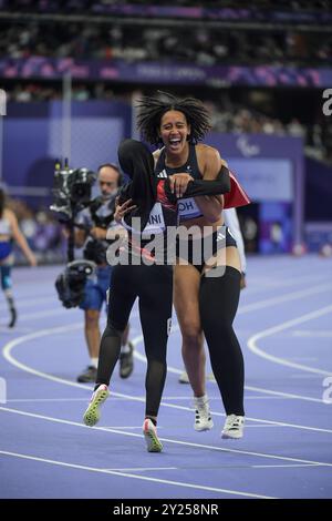 Karisma Evi Tiarani aus Indonesien und Ndidikama Okoh aus Großbritannien, nachdem sie im T63-Finale der Frauen bei den Paralympischen Sommerspielen 2024 in Paris teilgenommen hatten Stockfoto