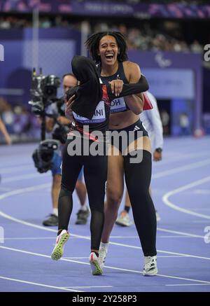 Karisma Evi Tiarani aus Indonesien und Ndidikama Okoh aus Großbritannien, nachdem sie im T63-Finale der Frauen bei den Paralympischen Sommerspielen 2024 in Paris teilgenommen hatten Stockfoto