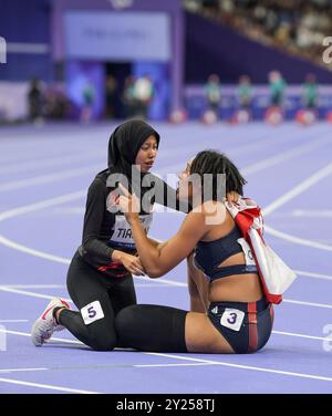 Karisma Evi Tiarani aus Indonesien und Ndidikama Okoh aus Großbritannien, nachdem sie im T63-Finale der Frauen bei den Paralympischen Sommerspielen 2024 in Paris teilgenommen hatten Stockfoto