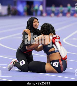 Karisma Evi Tiarani aus Indonesien und Ndidikama Okoh aus Großbritannien, nachdem sie im T63-Finale der Frauen bei den Paralympischen Sommerspielen 2024 in Paris teilgenommen hatten Stockfoto