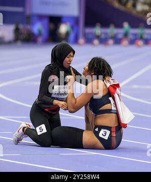 Karisma Evi Tiarani aus Indonesien und Ndidikama Okoh aus Großbritannien, nachdem sie im T63-Finale der Frauen bei den Paralympischen Sommerspielen 2024 in Paris teilgenommen hatten Stockfoto