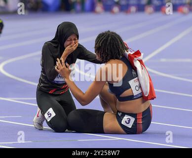 Karisma Evi Tiarani aus Indonesien und Ndidikama Okoh aus Großbritannien, nachdem sie im T63-Finale der Frauen bei den Paralympischen Sommerspielen 2024 in Paris teilgenommen hatten Stockfoto