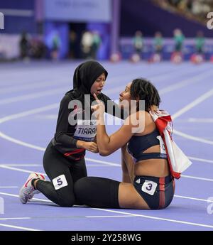 Karisma Evi Tiarani aus Indonesien und Ndidikama Okoh aus Großbritannien, nachdem sie im T63-Finale der Frauen bei den Paralympischen Sommerspielen 2024 in Paris teilgenommen hatten Stockfoto