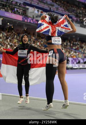 Karisma Evi Tiarani aus Indonesien und Ndidikama Okoh aus Großbritannien, nachdem sie im T63-Finale der Frauen bei den Paralympischen Sommerspielen 2024 in Paris teilgenommen hatten Stockfoto