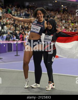 Karisma Evi Tiarani aus Indonesien und Ndidikama Okoh aus Großbritannien, nachdem sie im T63-Finale der Frauen bei den Paralympischen Sommerspielen 2024 in Paris teilgenommen hatten Stockfoto