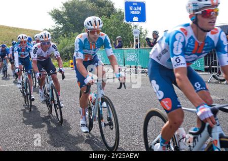 Das Hauptfeld des ersten King of the Mountains endet bei Scott's View, auf der 1. Etappe des Men's Tour of Britain Cycle Race, 2024 Stockfoto