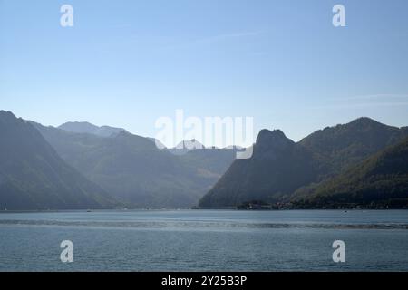 Schifffahrt am Traunsee von Gmunden nach Ebensee, im oberösterreichischen Salzkammergut, am 07.09.2024. Das Bild zeigt einen Blick von Gmunden in Richtung Südufer des Traunsees nach Ebensee und auf die umliegende Gebirgswelt. Recht am Seeufer ist der Ort Traunkirchen mit dem dahinter liegenden Sonnstein zu shen 2024 - Schifffahrt am Traunsee von Gmunden nach Ebensee, im oberösterreichischen Salzkammergut, am 07.09.2024. *** Bootsfahrt auf dem Traunsee von Gmunden nach Ebensee, im oberösterreichischen Salzkammergut, am 07 09 2024 das Bild zeigt einen Blick von Gmunden zum Südufer Stockfoto