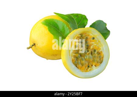 Gelbe Passionsfrucht mit Blatt und Passionsfrucht in der Hälfte geschnitten isoliert auf weißem Hintergrund. Nahaufnahme Stockfoto