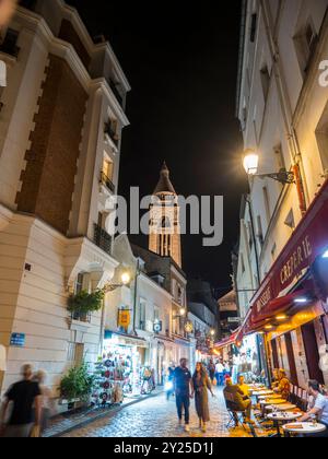 Au Petit Creux, Restaurant und Blick auf den Glockenturm von Sacré-Cœu, Montmartre, Paris, Frankreich, Europa, EU. Stockfoto