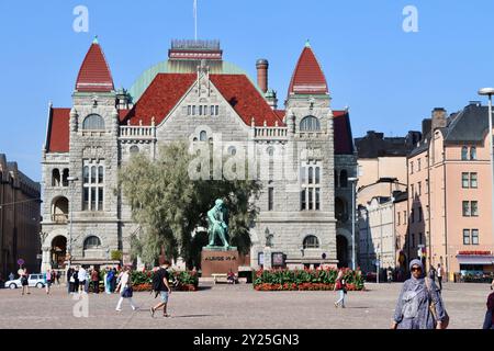 Aleksis Kivi-Statue vor dem finnischen Nationaltheater, Kansallisteatteri auf Rautatientori und Vilhonkatu im Zentrum von Helsinki, Finnland, August 2024 Stockfoto