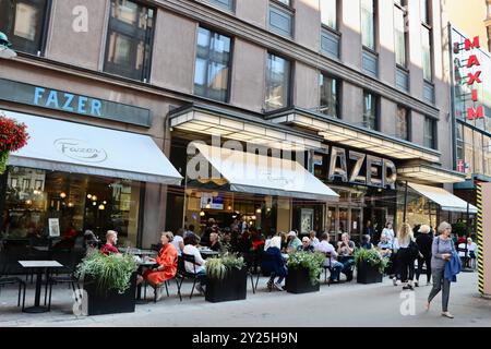 Fazer Café mit Sitzgelegenheiten im Freien in der Kluuvikatu Straße im Zentrum von Helsinki, Finnland Stockfoto