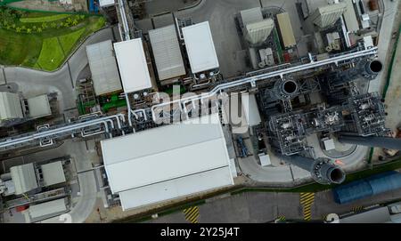 Gasturbinenkraftwerk aus der Vogelperspektive. Industrielle Stromerzeugungsanlage. Erdgas-Energieinfrastruktur, Draufsicht-Kraftwerk. Grün Stockfoto