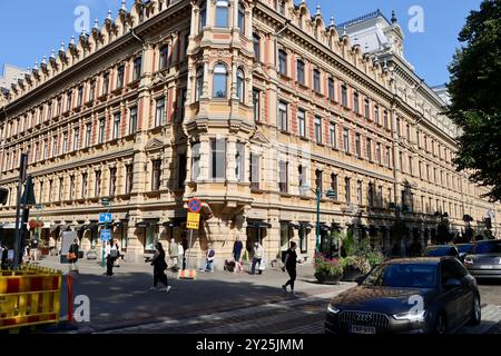 Das Gebäude an der Ecke Kluuvikatu Straße und Pohjoisesplanadi Straße im Zentrum von Helsinki, Finnland Stockfoto