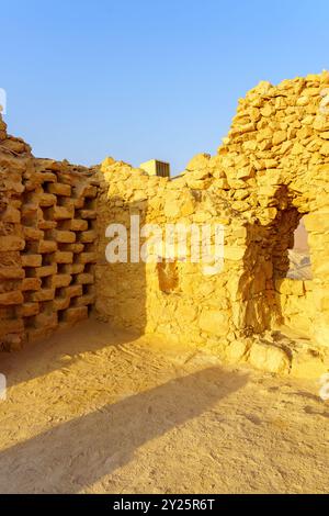 Blick auf die antiken Ruinen der Masada-Festung, die Küste des Toten Meeres, die judäische Wüste, den Süden Israels Stockfoto