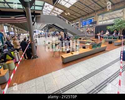 Paris, Frankreich. September 2024. Die Sûreté ferroviaire, auch bekannt als die französische Eisenbahnpolizei, schloss heute kurz einen Abschnitt des Bahnhofs Gare du Nord, als Tausende von Paralympics und Fans nach dem Ende der Paralympischen Spiele in Paris 2024 ihren Weg nach Europa machten. Die Polizei wird von der SNCF (Société nationale des Chemins de fer Francais) zum Schutz von Fahrgästen, Sachwerten und Personal im nationalen Eisenbahnnetz, in Bahnhöfen und in Zügen eingesetzt. Quelle: Michael Preston/Alamy Live News Stockfoto