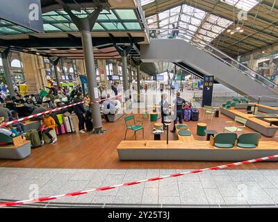 Paris, Frankreich. September 2024. Die Sûreté ferroviaire, auch bekannt als die französische Eisenbahnpolizei, schloss heute kurz einen Abschnitt des Bahnhofs Gare du Nord, als Tausende von Paralympics und Fans nach dem Ende der Paralympischen Spiele in Paris 2024 ihren Weg nach Europa machten. Die Polizei wird von der SNCF (Société nationale des Chemins de fer Francais) zum Schutz von Fahrgästen, Sachwerten und Personal im nationalen Eisenbahnnetz, in Bahnhöfen und in Zügen eingesetzt. Quelle: Michael Preston/Alamy Live News Stockfoto